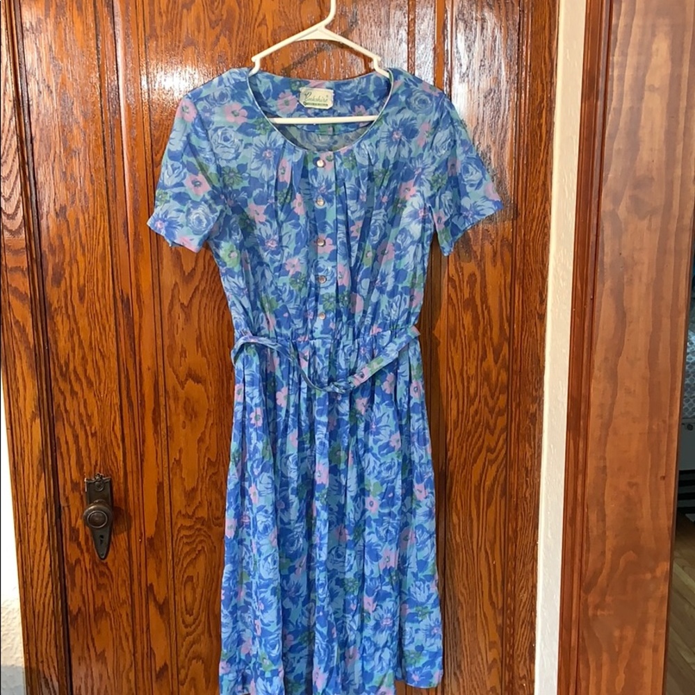 Beautiful lightweight vintage flower dress